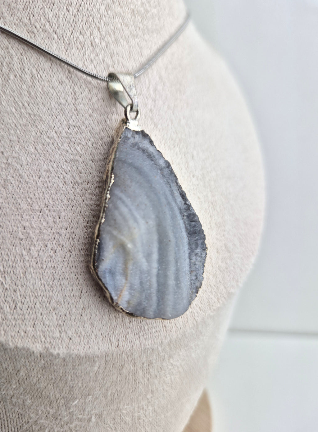 Chalcedoonroos ketting zilver 2