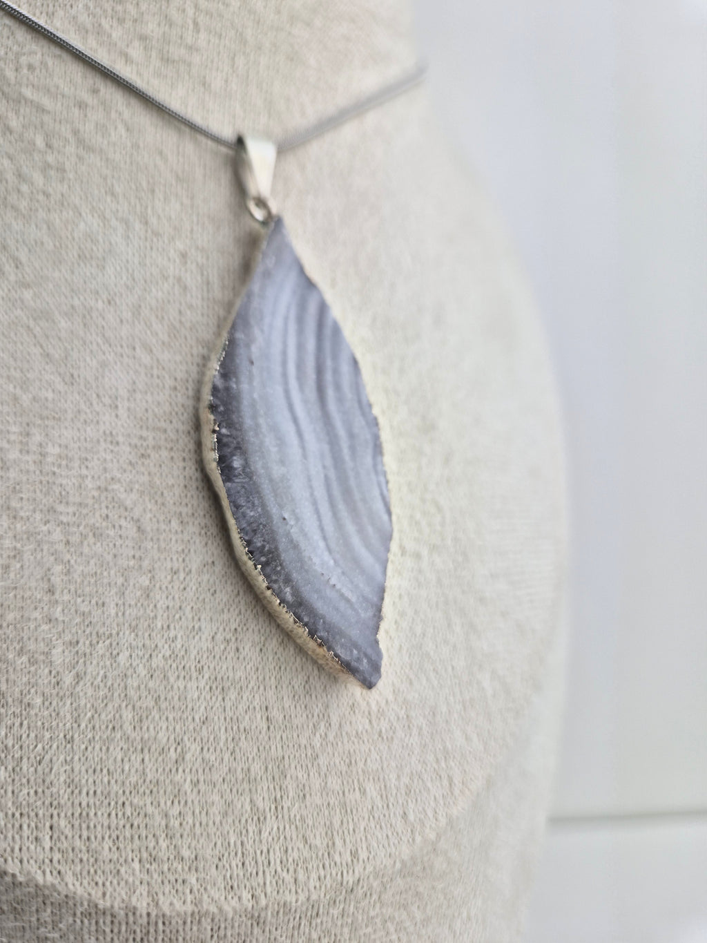 Chalcedoonroos ketting zilver 1