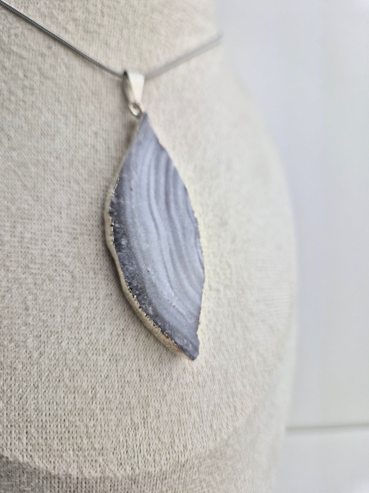 Chalcedoonroos ketting zilver 1